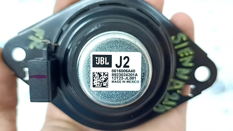 Динамик передней панели правый Toyota Sienna 21-26 JBL