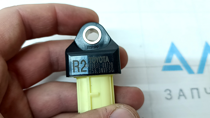 Датчик подушки безопасности задний левый Toyota Sienna 21-26