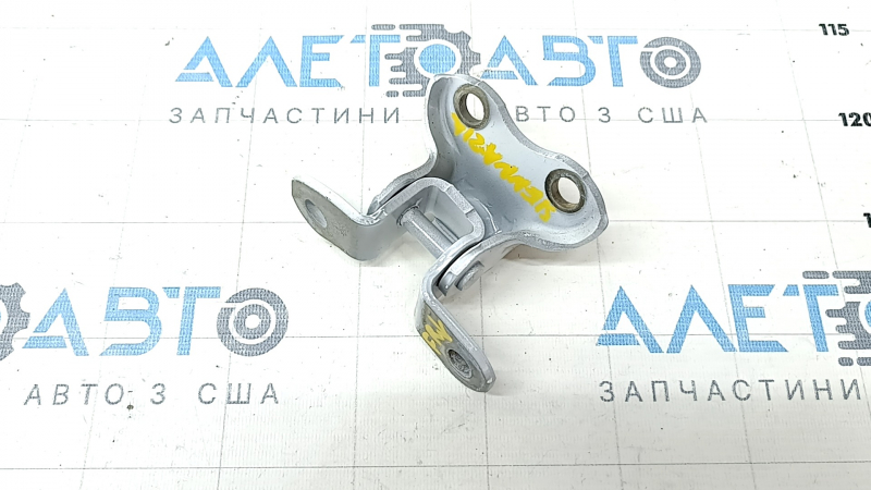 Петля двери нижняя передняя правая Toyota Sienna 21-26
