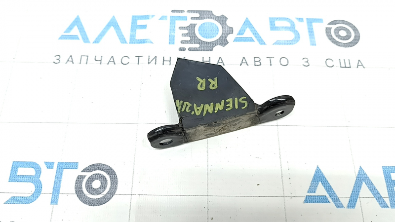 Отбойник двери багажника правый Toyota Sienna 21-26 на кузове