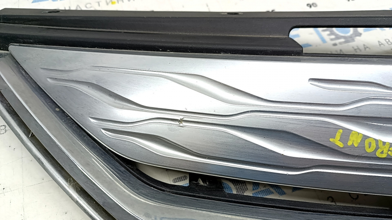 Решетка радиатора grill Chevrolet Volt 16- хром, с эмблемой, песок, трещины