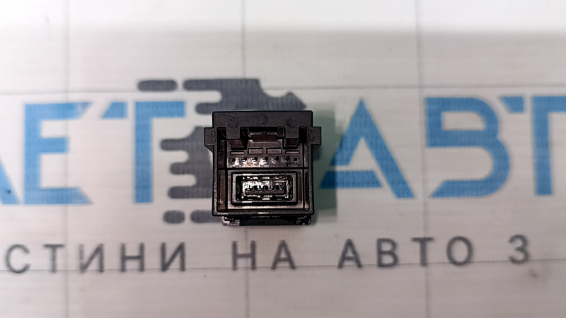 USB Hub центральной консоли Toyota Sienna 21-26 передний