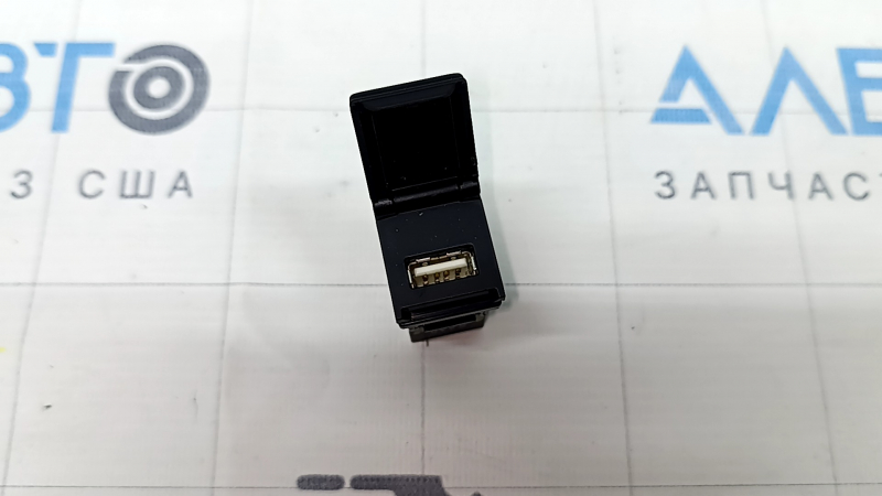USB Hub центральной консоли Toyota Sienna 21-26 передний