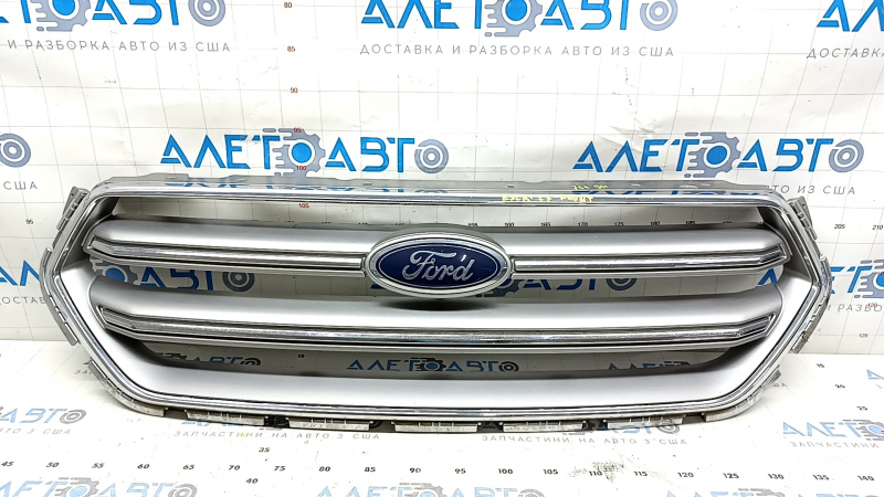 Решетка радиатора grill Ford Escape MK3 17-19 рест серая с хромом с эмблемой, песок, сломано крепление