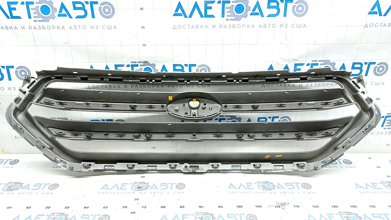 Решетка радиатора grill Ford Escape MK3 17-19 рест серая с хромом с эмблемой, песок, сломано крепление
