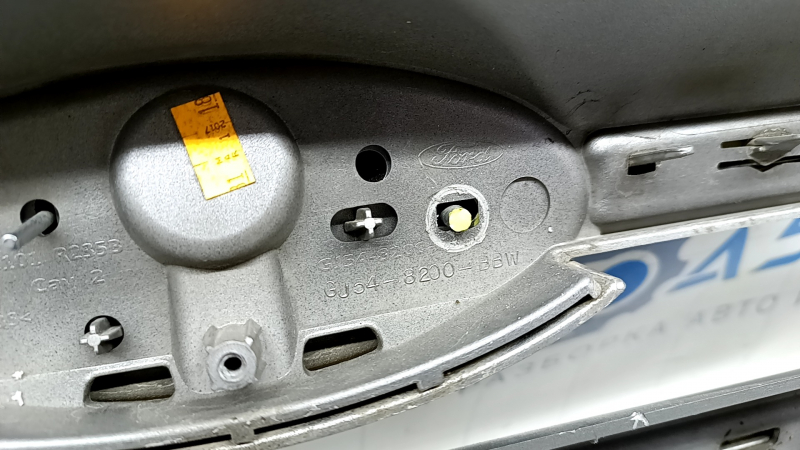 Решетка радиатора grill Ford Escape MK3 17-19 рест серая с хромом с эмблемой, песок, сломано крепление