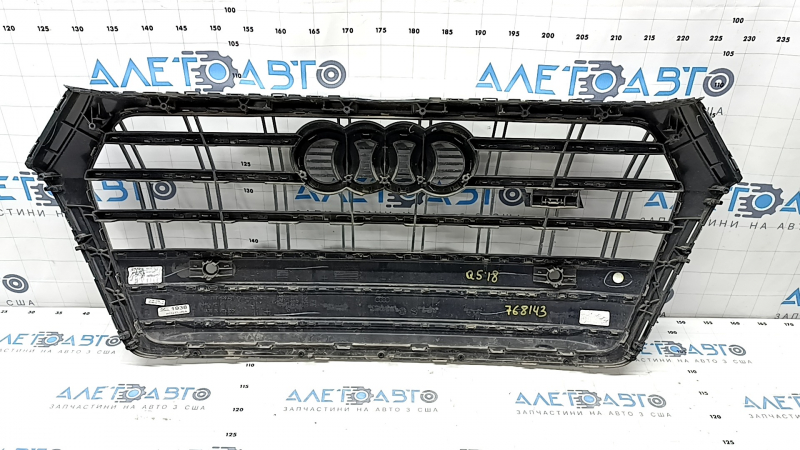 Решетка радиатора grill в сборе Audi Q5 80A 18-20 хром под парктроники, S-Line, песок