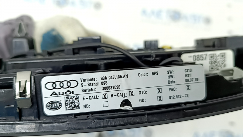 Плафон освещения передний Audi Q5 80A 18-20 под панораму, черный, царапины