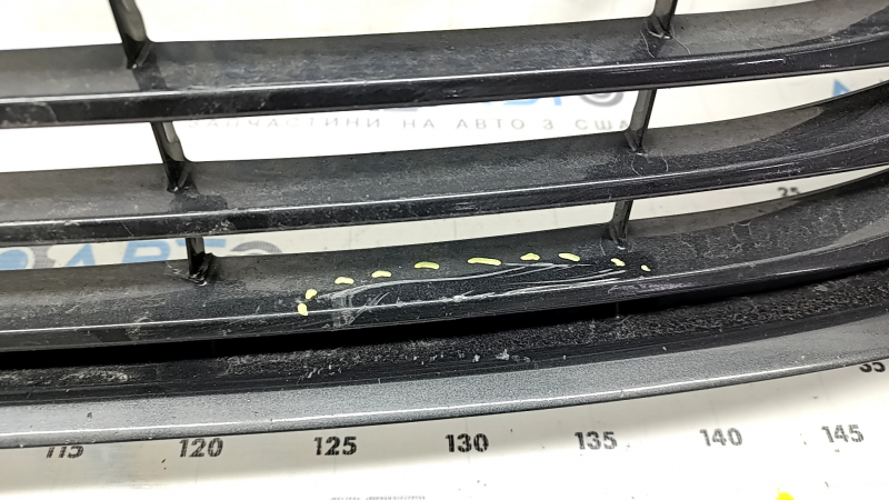 Нижняя решетка переднего бампера Toyota Camry v70 18-20 L/LE usa без крюка без птф, царапины, не заводские отверстия, песок