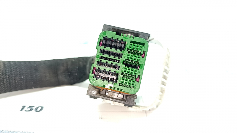Фишка на блок ECU компьютер двигателя Audi Q5 80A 18 3.0T зеленая