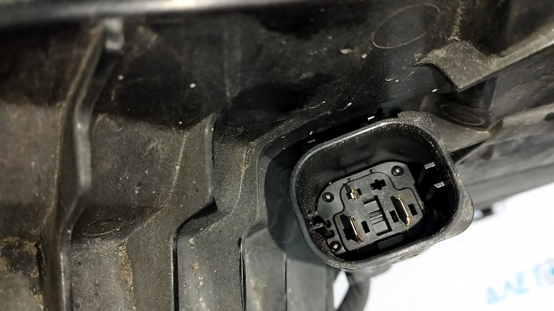 Диффузор кожух радиатора в сборе BMW X1 F48 16-19 B46 850W, 20-22 RWD B46 850W, сломано крепление