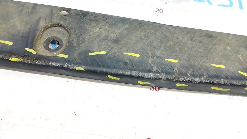 Губа заднего бампера центральная Toyota Prius 30 10-15 потерта