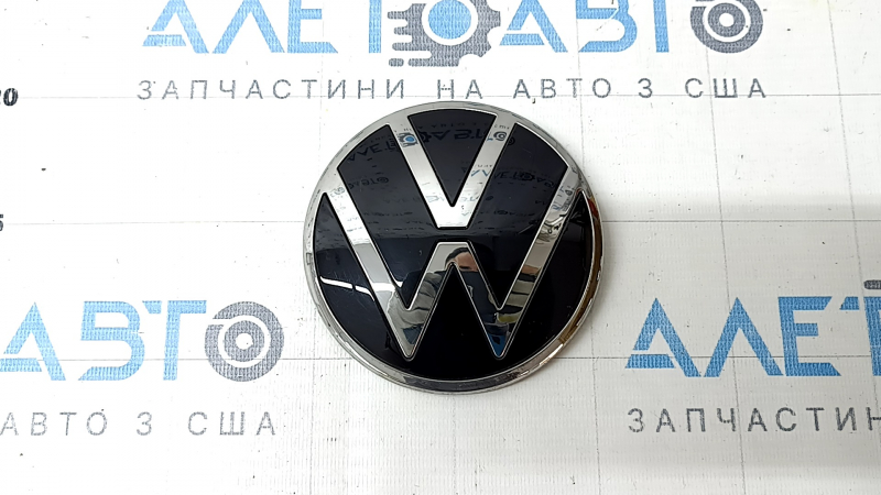 Эмблема VW двери багажника VW Tiguan 22-24 сломана направляйка