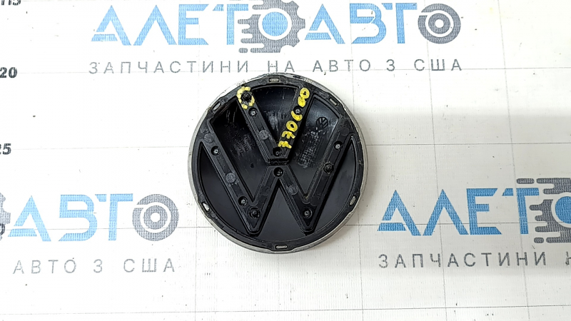 Эмблема VW двери багажника VW Tiguan 22-24 сломана направляйка