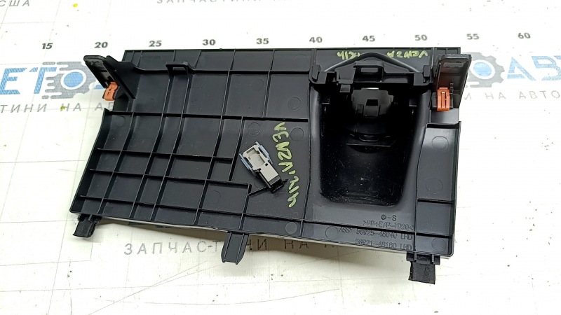 Накладка под кнопку Start/Stop Toyota Venza 21-24 черная, царапины