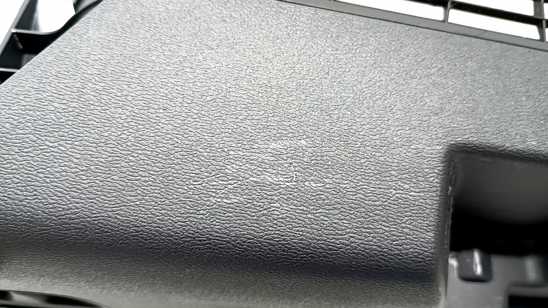Обшивка арки левая Volvo XC60 18-26 черная с прикуривателем и сеткой, царапины
