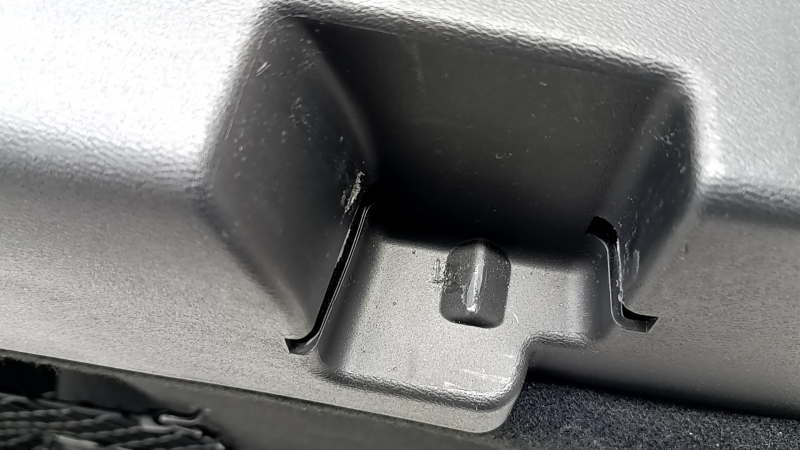 Обшивка арки левая Volvo XC60 18-26 черная с прикуривателем и сеткой, царапины