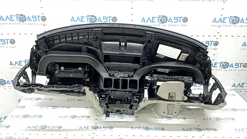 Торпедо передняя панель с AIRBAG Volvo XC60 18-26 черная с серым, под проекцию, с обрамлением рулевой колонки