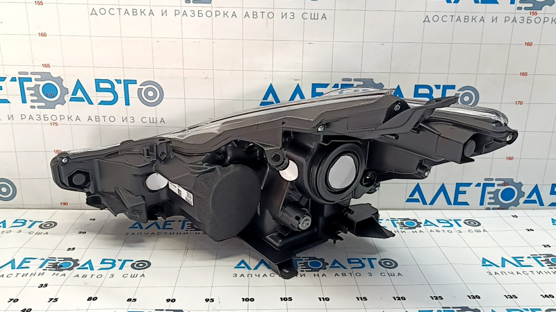 Фара передняя правая Toyota Prius V 15-17 рест галоген