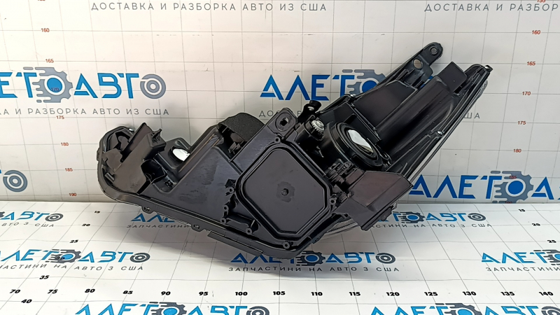 Фара передняя правая Toyota Prius V 15-17 рест галоген