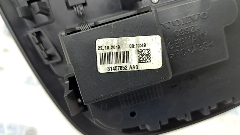 Плафон освещения передний Volvo XC40 19-26 черный под панораму, потерт