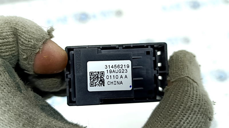 Кнопка паркинга Volvo XC40 19-26 черный глянец