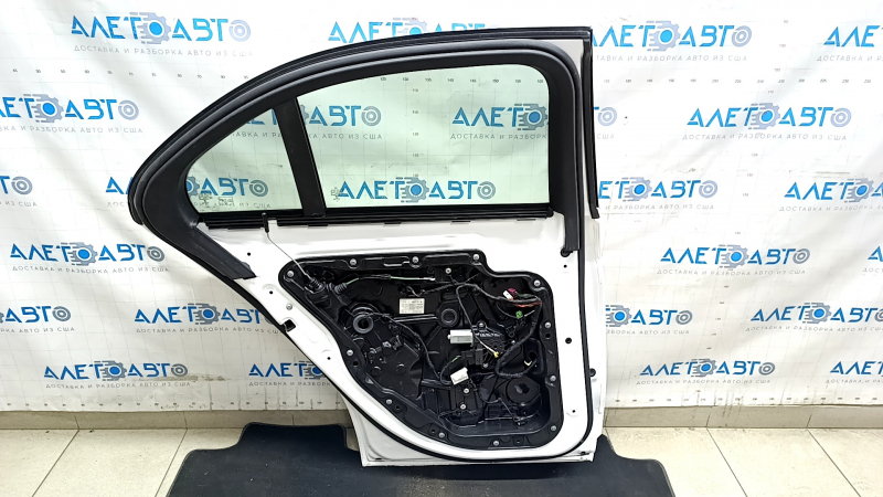 Дверь в сборе задняя левая Mercedes C-class W205 15-21 алюминий, белый 149, keyless