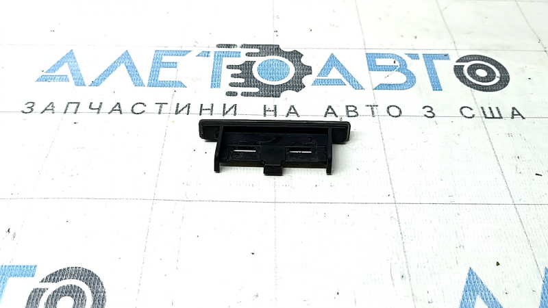 Emblema cu inscripția "quattro" de pe grila radiatorului Audi A6 C7 12-15 pre-restilizare