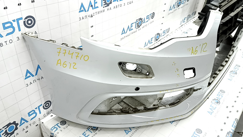 Бампер передний голый Audi A6 C7 12-15 под парктроники, s-line pkg, без заглушки, белый, примят, вмятины, царапины