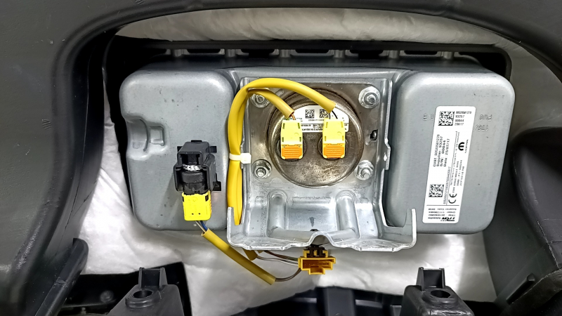 Торпедо передняя панель с AIRBAG Jeep Renegade 15-17 черная, с накладками
