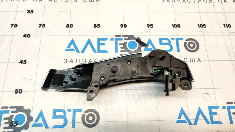Кнопки управления на руле правые Toyota Prius V 12-14 потерта, сломано крепление