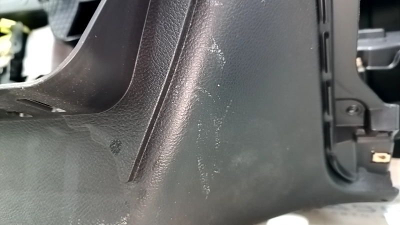 Торпедо передняя панель с AIRBAG Jeep Cherokee KL 14-23 черная, царапина, сломано крепление, надрыв уплотнителя