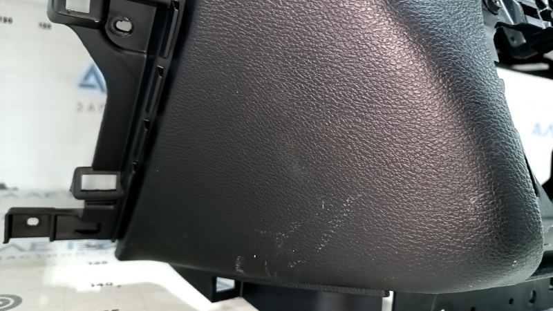 Торпедо передняя панель с AIRBAG Jeep Cherokee KL 14-23 черная, царапина, сломано крепление, надрыв уплотнителя