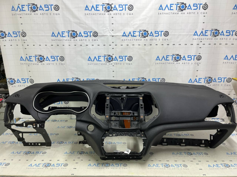 Торпедо передняя панель с AIRBAG Jeep Cherokee KL 14-23 черная, царапина, сломано крепление, надрыв уплотнителя