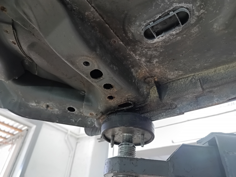 Четверть передняя правая Ford Escape MK3 17-19 рест, на кузове, графит, ржавая, тычка