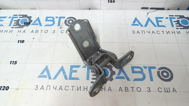 Петля двери нижняя задняя левая Toyota Prius V 12-17