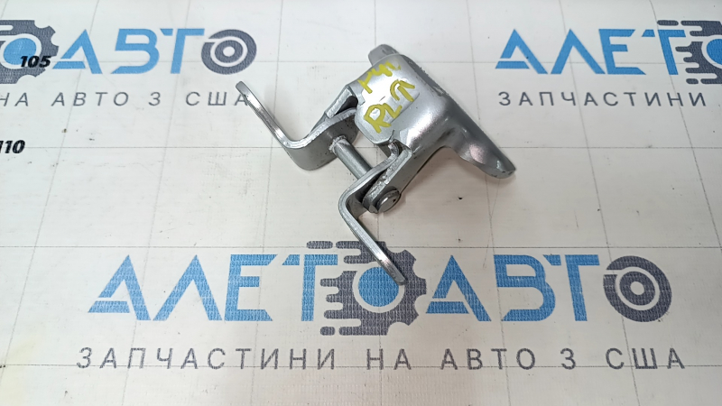 Петля двери верхняя задняя левая Toyota Prius V 12-17