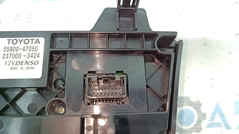 Управление климат-контролем Toyota Prius V 12-17 царапины