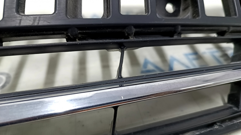 Решетка радиатора grill Toyota Prius V 12-14 дорест, песок на хроме, тычки