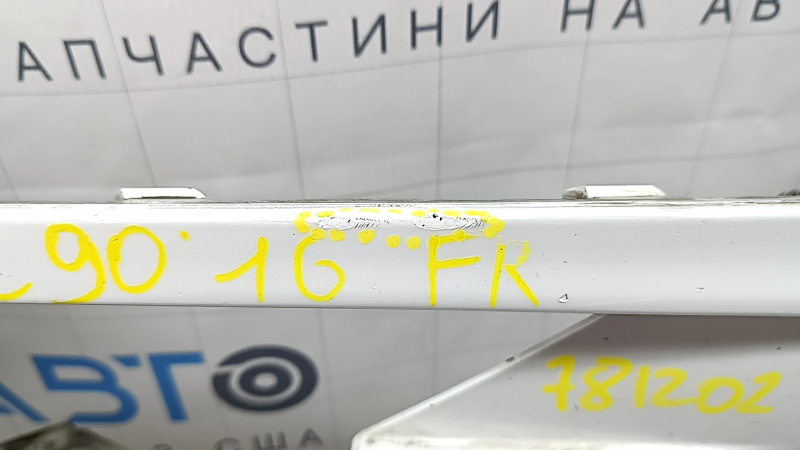 Накладка переднего бампера правая Volvo XC90 16-19 вмятины, царапины