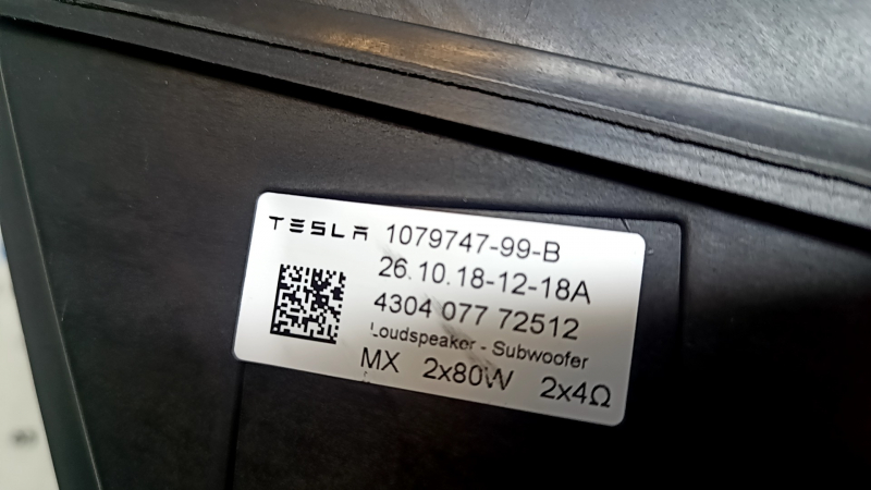 Сабвуфер Tesla Model 3 18-