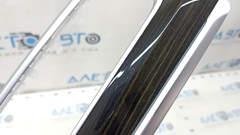 Накладка передней панели правая BMW X5 G05 19-23 под дерево Fineline Stripe, царапины