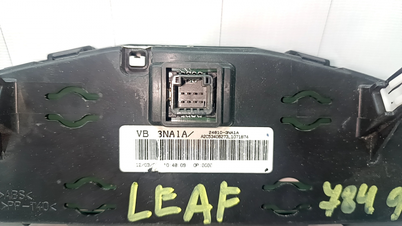 Щиток приборов верхний Nissan Leaf 11-12 царапины