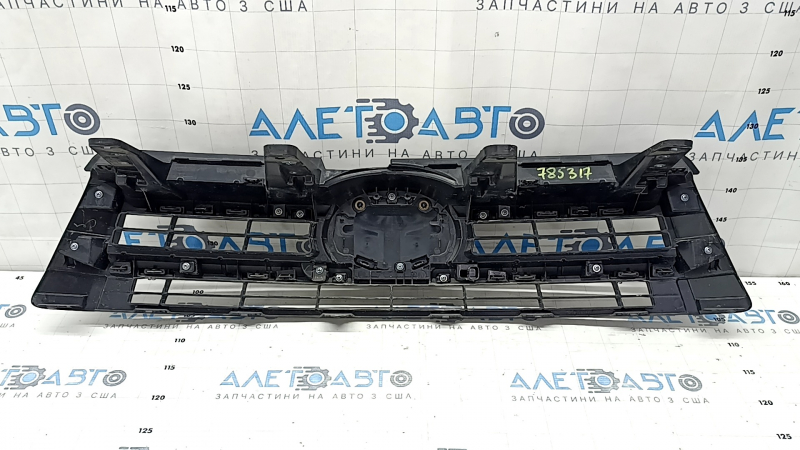 Решетка радиатора grill Toyota Highlander 17-19 серая, со значком, под радар, царапины