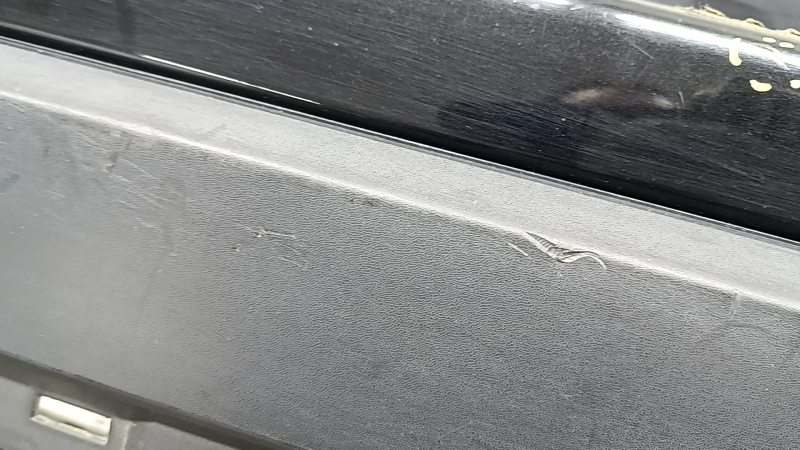 Бампер задний голый Nissan Rogue 17-20 черный, царапины, вмятины, трещина в креплении