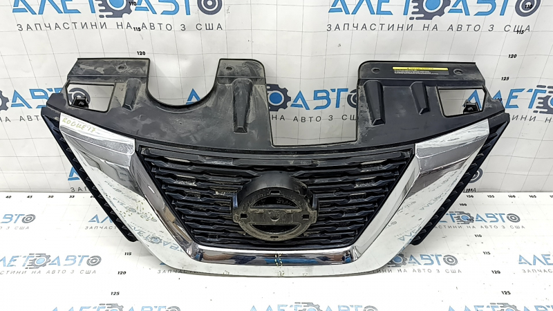 Решетка радиатора grill Nissan Rogue 16-17 без камеры, без радара, сломаны крепления, трещины, тычки, песок