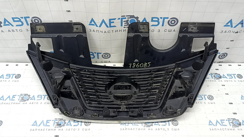 Решетка радиатора grill Nissan Rogue 16-17 без камеры, без радара, сломаны крепления, трещины, тычки, песок