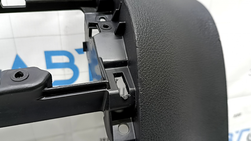 Накладка передней панели центральная VW Tiguan 09-18 черная, царапины