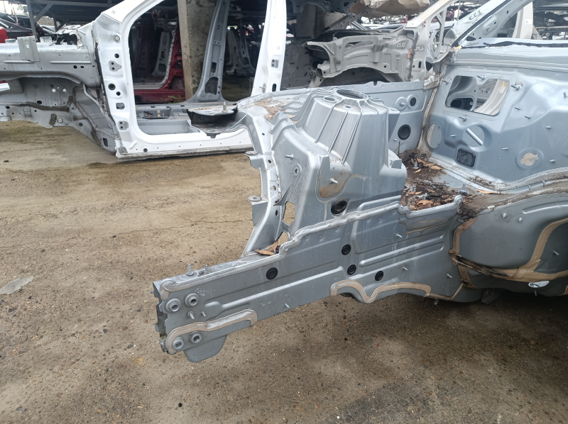Четверть передняя правая Mercedes W213 E 17-23 на кузове, серебро