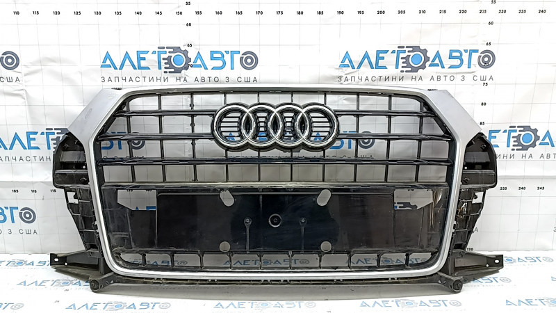 Решетка радиатора grill в сборе Audi Q3 8U 16-18 с эмблемой, черный глянец, царапины на хроме